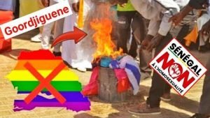 criminalisation de lhomosexualite au senegal le drapeau lgbt brule publiquement goordjiguen x qrw7x2qkw image