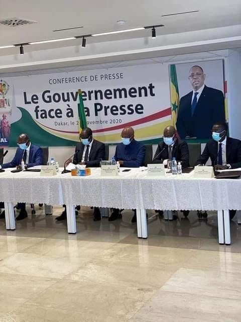 le gouvernement face a la presse au bulding administratf Mamadou Dia 480x640 1